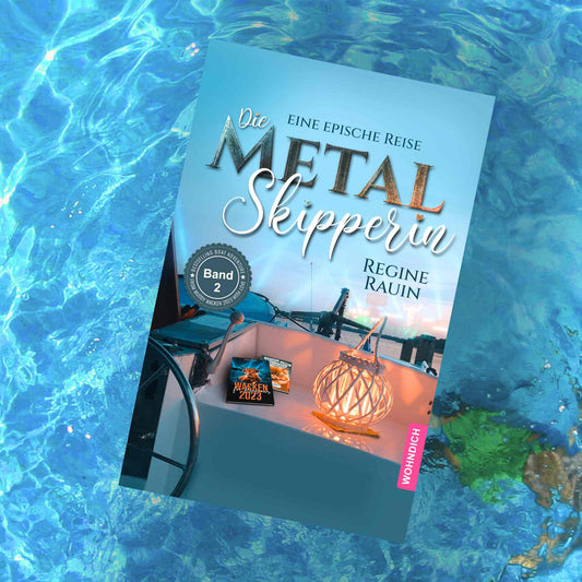 Die METAL-Skipperin: Eine epische Reise - Festivalfinale WACKEN & Heimreise, Taschenbuch, 250 Seiten, Softcover, du erlebst erneut mit der Autorin Regine Rauin die Höhen und Tiefen einer außergewöhnlichen Bootsfahrt.  Mitreißende Videos via QR-Codes lassen dich hautnah dabei sein. 112 QR-Codes, 20 großformatige Fotos + 89 farbige Fotos nehmen dich mit in die faszinierende Welt der Wasserwege und auf das Wacken Open Air Festival 