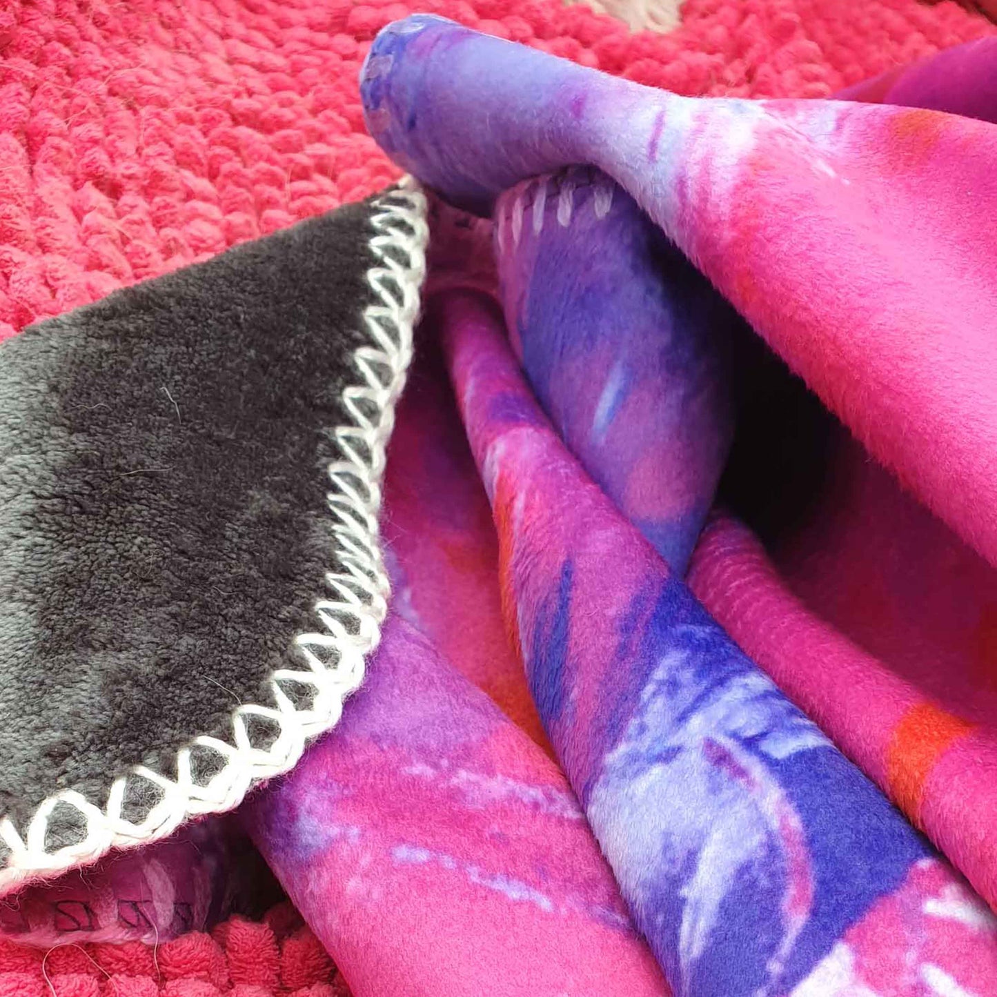 Detail Faltenwurf Kuscheldecke LA MER, Farben: Pink, Violett Unterseite Anthrazit