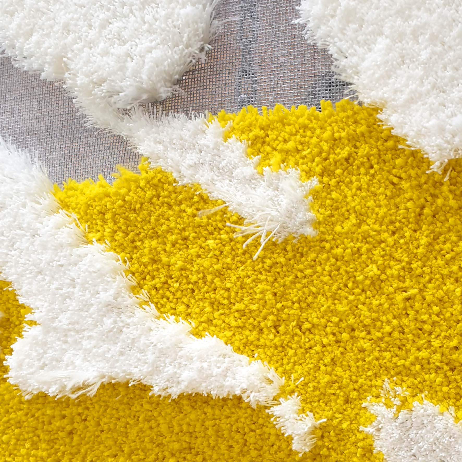 Detail eines handgetufteten Wandteppiches  in gelb weiß Schurwolle und Leinen